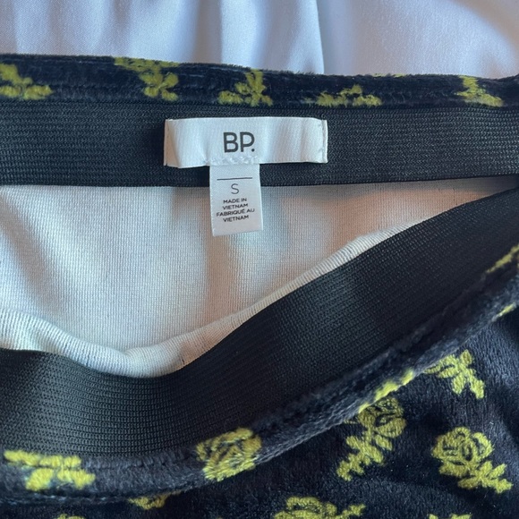 Black velvet mini skirt with yellow roses - Picture 3 of 4